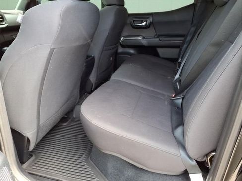 Used 2018 Toyota Tacoma TRD Sport AWD/4WD image 17