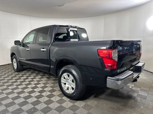 Used 2019 Nissan Titan SV image 5