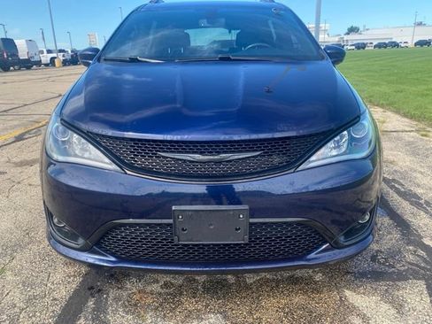 Used 2020 Chrysler Pacifica Touring-L Plus w/ S Appearance Package FWD image 4