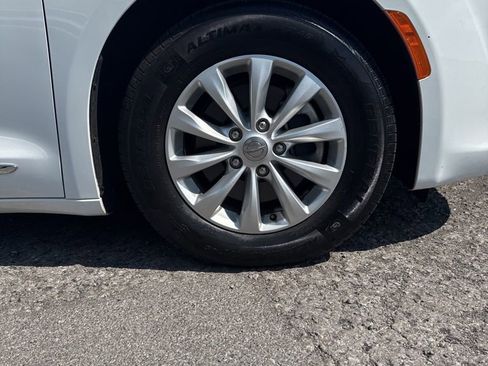 Certified 2019 Chrysler Pacifica Touring-L image 32
