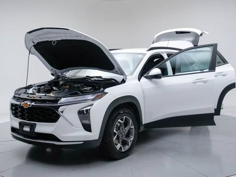 Used 2025 Chevrolet Trax LT FWD image 18