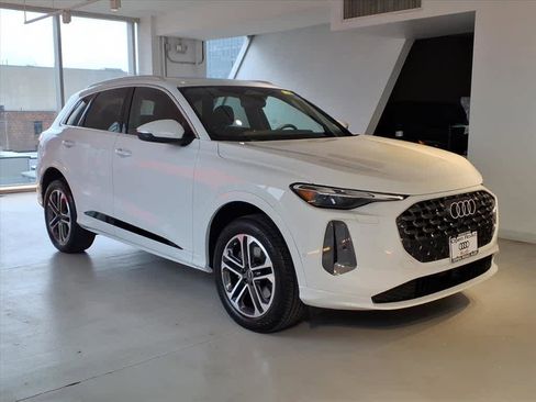 Certified 2025 Audi Q5 Premium w/ Convenience Package image 3