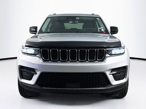 Used 2023 Jeep Grand Cherokee Laredo image 3