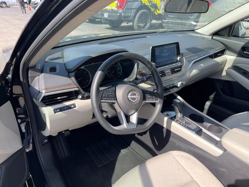 Used 2025 Nissan Altima 2.5 SV image 11