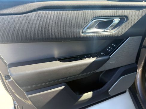 Used 2018 Land Rover Range Rover Velar R-Dynamic SE image 11