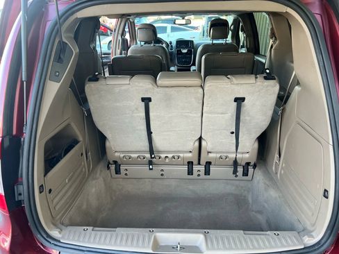 Used 2016 Chrysler Town & Country Touring FWD image 15