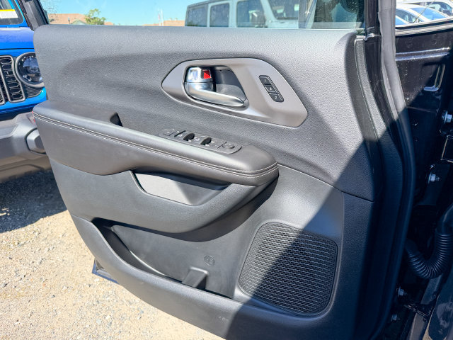 New 2026 Chrysler Pacifica Select FWD image 13
