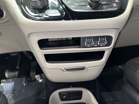 Used 2023 Chrysler Pacifica Touring-L FWD image 92