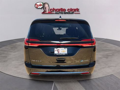 Used 2024 Chrysler Pacifica Select image 4