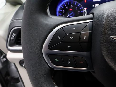 Used 2024 Chrysler Pacifica Touring-L image 28