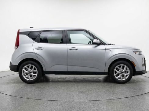 Used 2025 Kia Soul LX w/ LX Technology Package image 11
