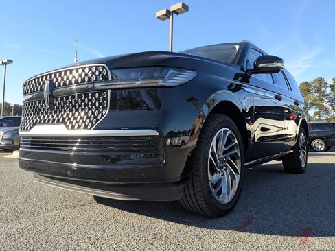 Certified 2025 Lincoln Navigator Reserve image 9