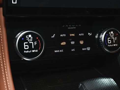 Used 2021 Jaguar F-PACE SVR image 33