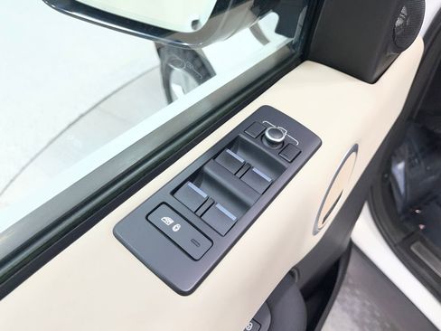 Used 2018 Land Rover Discovery HSE image 16
