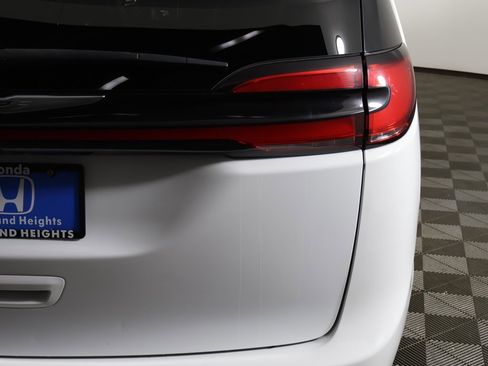 Used 2023 Chrysler Pacifica Touring-L image 17