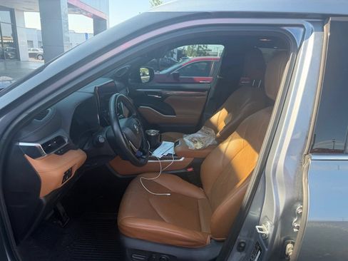 Used 2023 Toyota Highlander Platinum FWD image 12