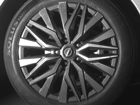 Used 2025 Nissan Altima 2.5 SV FWD image 13
