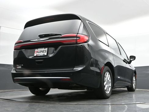 Used 2023 Chrysler Pacifica Touring-L FWD image 40