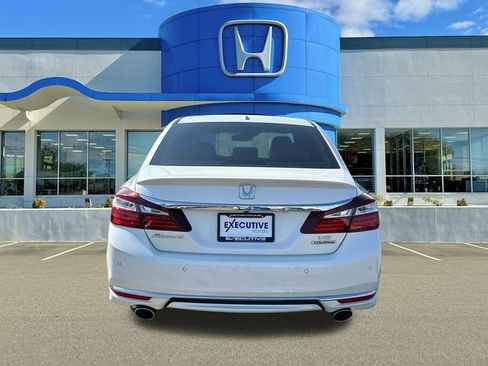 Used 2017 Honda Accord Touring image 3