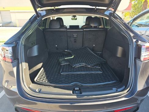 Used 2022 Tesla Model Y Long Range image 17