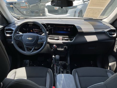 Used 2025 Chevrolet TrailBlazer LT AWD/4WD image 17