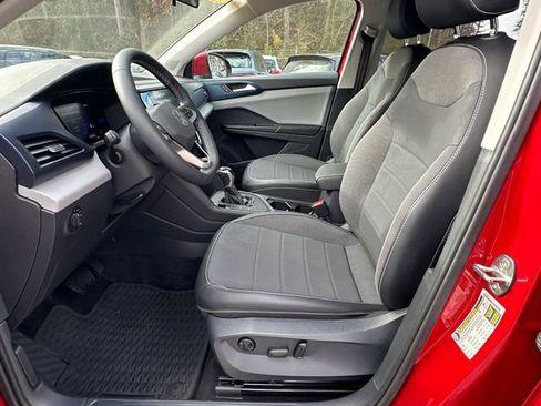 Certified 2022 Volkswagen Taos SE image 9