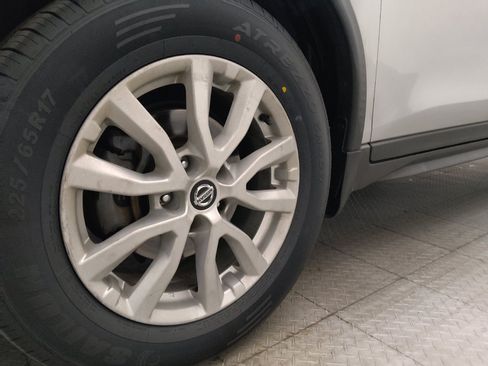 Used 2020 Nissan Rogue SV FWD image 31