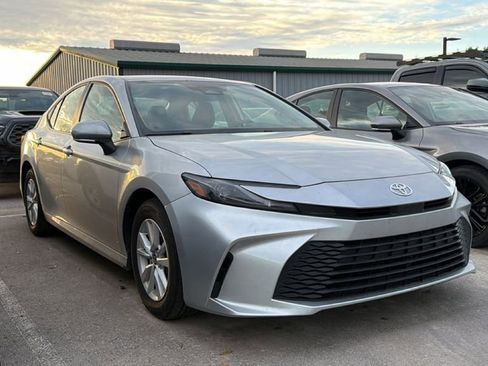 Used 2025 Toyota Camry LE image 3