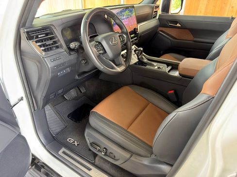 Used 2024 Lexus GX 550 w/ Accessory Package (31) AWD/4WD image 2