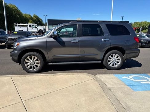 Used 2017 Toyota Sequoia Platinum AWD/4WD image 4