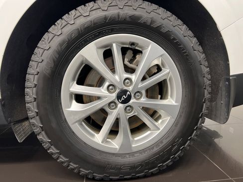 Used 2023 Kia Carnival LX image 7