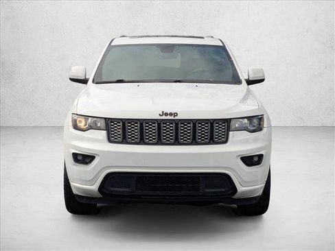 Used 2018 Jeep Grand Cherokee Altitude image 2