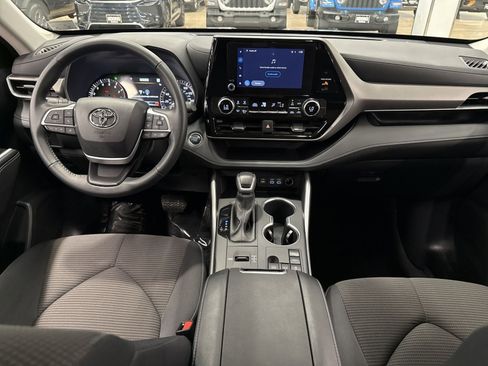 Used 2025 Toyota Highlander LE FWD image 24