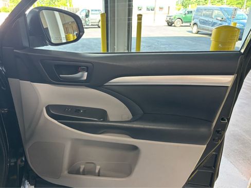 Used 2019 Toyota Highlander XLE AWD/4WD image 40