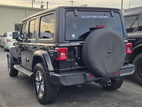 Used 2019 Jeep Wrangler Unlimited Sahara AWD/4WD image 6