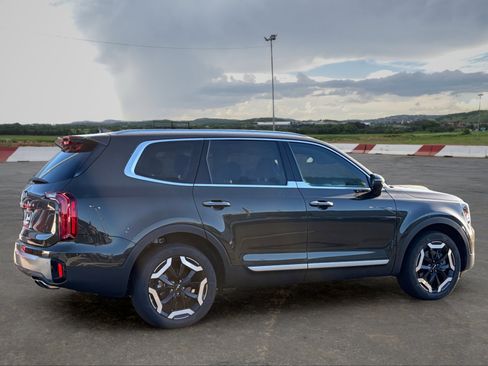 Certified 2025 Kia Telluride S FWD image 3
