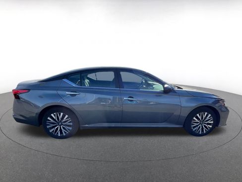 Used 2025 Nissan Altima 2.5 SV FWD image 8