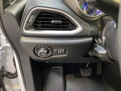 Used 2026 Chrysler Pacifica Select AWD/4WD image 36