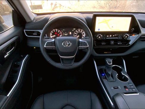 Used 2025 Toyota Highlander XLE FWD image 6