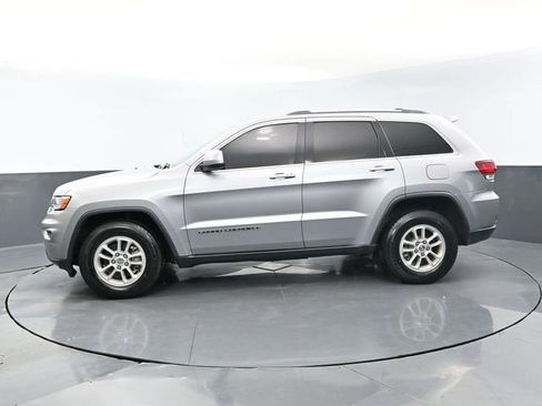 Used 2020 Jeep Grand Cherokee Laredo image 2