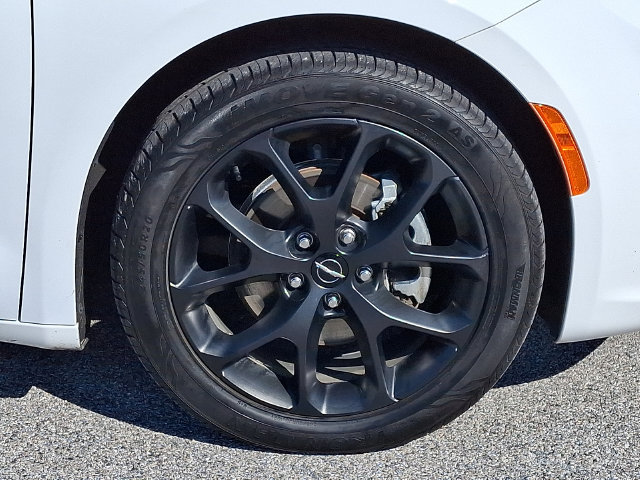Used 2025 Chrysler Pacifica Limited FWD image 11