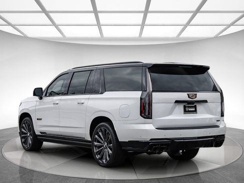 Used 2025 Cadillac Escalade ESV V AWD/4WD image 3