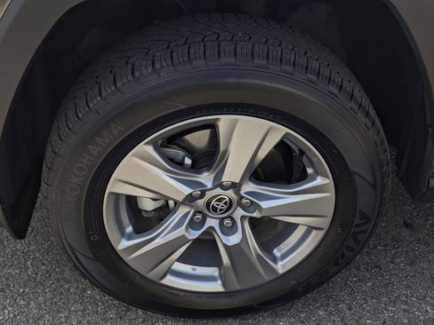 Used 2022 Toyota RAV4 XLE AWD/4WD image 7