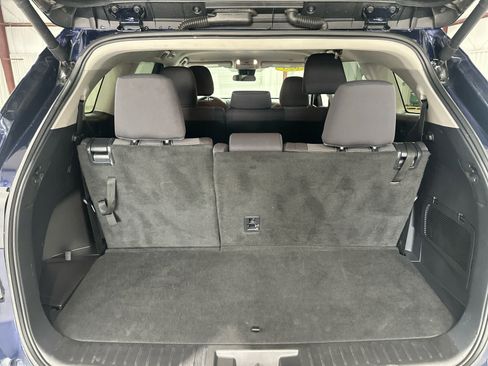 Used 2025 Toyota Highlander LE FWD image 12