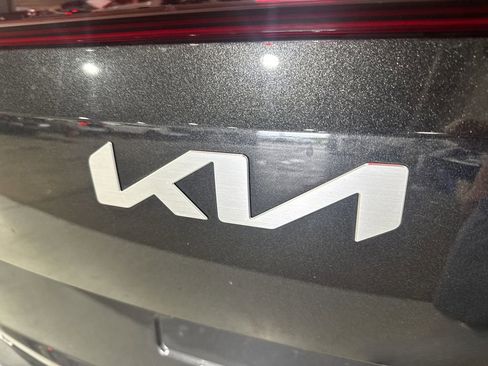 Used 2025 Kia Carnival FWD image 33