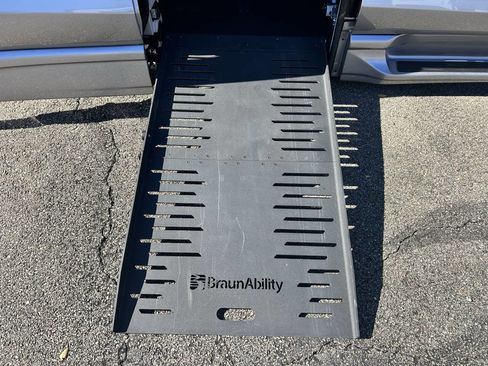 Used 2021 Chrysler Pacifica Touring-L w/ Premium & Safety Sphere Group image 7