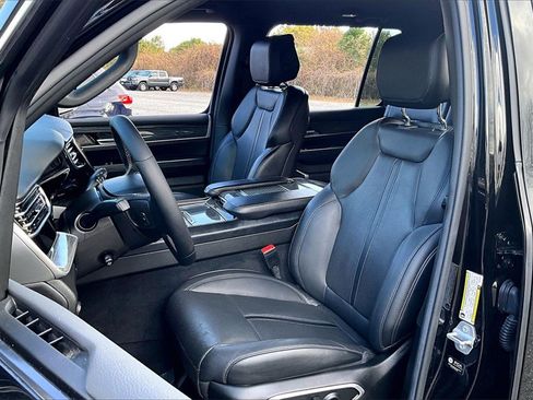 Used 2022 Jeep Wagoneer Series III w/ Flexible Seating Group image 19