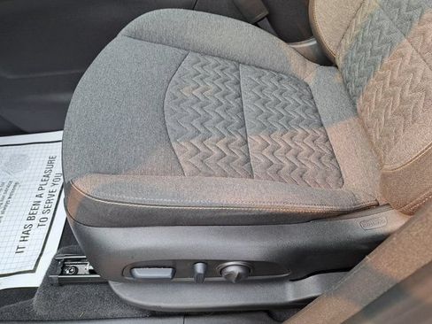 Used 2024 Chevrolet Equinox LT FWD image 32