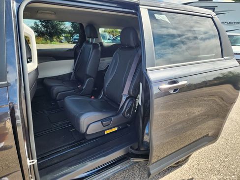 Certified 2023 Kia Carnival LX image 15