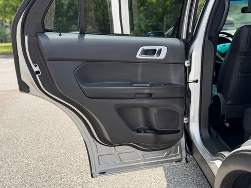 Used 2014 Ford Explorer XLT w/ Equipment Group 202A AWD/4WD image 12